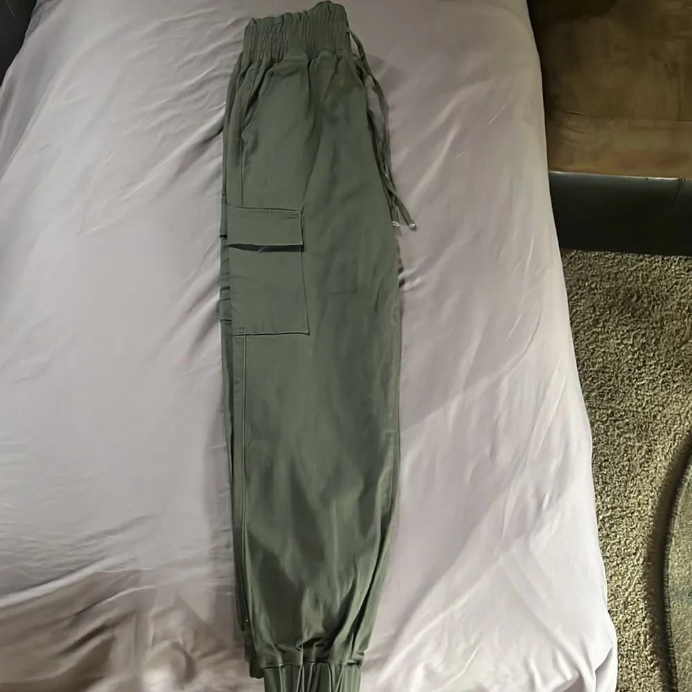 BRAND NEW CARGO JOGGERS - Picture 4 of 4